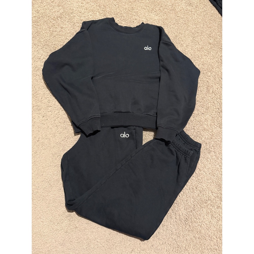 Alo Yoga Accolade Crewneck Sweatshirt and Jogger Set Black Women Athleisure